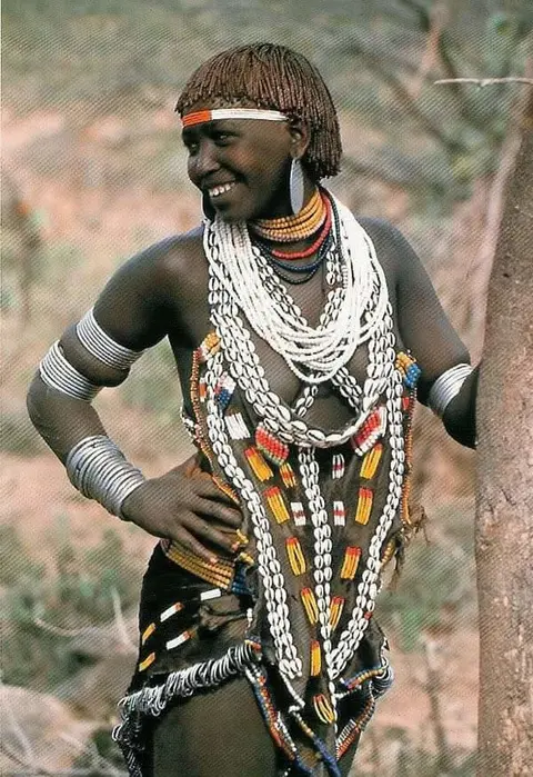 Hamersa eana anzanasa qadhinta / የሐመር የድሮ ልጃገረዶች አለባበስ