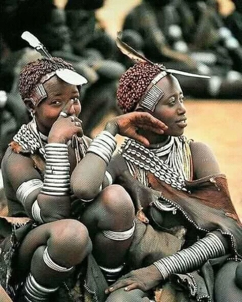 Hamernsa eana anzanasa Balano / የሐመር  ልጃገረዶች  የዱሮ ገጣገጥ