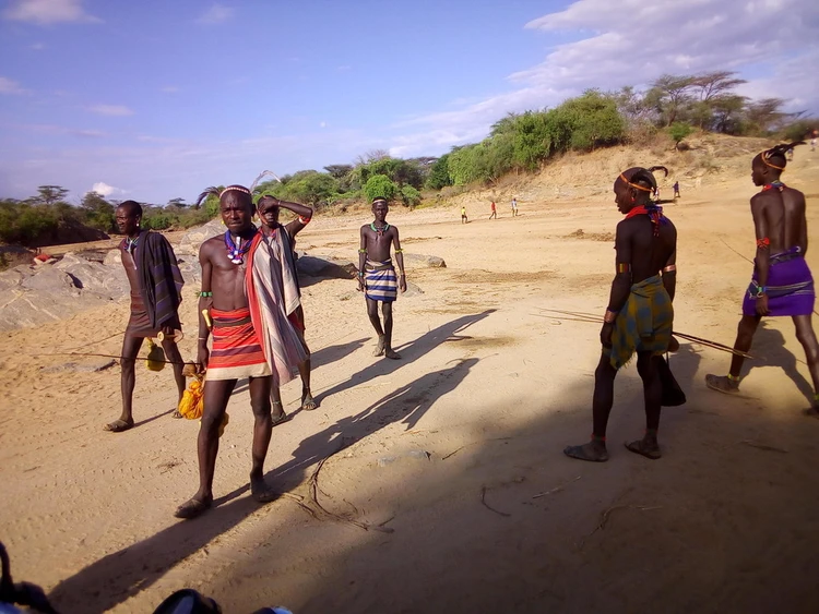 Hamer Mazz / የሐመር ወንዶች - ከብት ዘለው ሚስት ለማጨት የተዘጋጁ